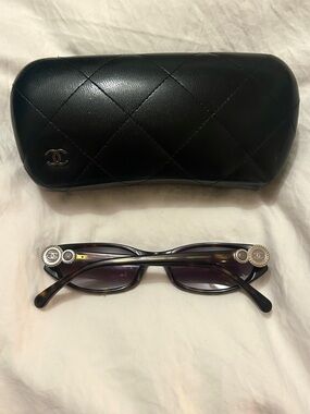 CHANEL Tortoiseshell Oval Sunglasses with CC Medallion - Black/Brown